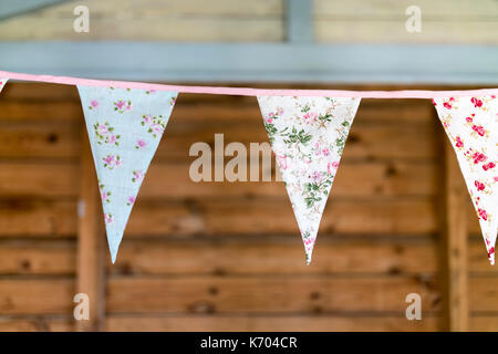 Florale bunting hängen von einem englischen Summer House, Großbritannien Stockfoto