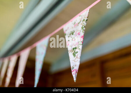 Florale bunting hängen von einem englischen Summer House, Großbritannien Stockfoto