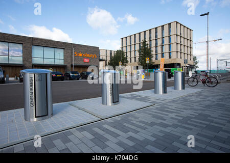 Die neue U-Fächer im Eddington, Cambridge an Sept. 13. Wheelie bins könnte bald der Vergangenheit angehören werden, nachdem ein neuer Stadtteil installiert U-Fächer für die Bewohner. Die Arbeitnehmer haben nun damit begonnen, das Sammeln von Müll auf das neue System, das ist die größte ihrer Art in Großbritannien verfügt über Stahl bin Rutschen in den Bürgersteig, Einspeisung in großen unterirdischen Kammern. Ein Sensor informiert den Rat, wenn es voll ist und ein Spezialist Lkw Hebezeuge der Behälter aus dem Boden mit einem Kran und leert den Abfall in das Fahrzeug. Stockfoto