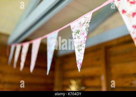 Florale bunting hängen von einem englischen Sommer Haus Stockfoto