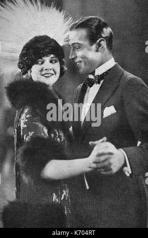 RUDOLPH VALENTINO (1895-1926) Italiener Schauspieler mit Alice Terry im Jahre 1921 Stummfilm die vier Reiter der Apokalypse. Stockfoto