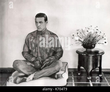 RUDOLPH VALENTINO (1895-1926) Italiener Schauspieler über 1923 Stockfoto