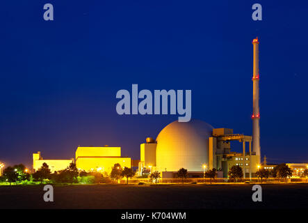 Reaktorgebäude eines großen Kernkraftwerks mit Nacht blauer Himmel. Stockfoto