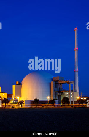 Reaktorgebäude eines großen Kernkraftwerks mit Nacht blauer Himmel. Stockfoto