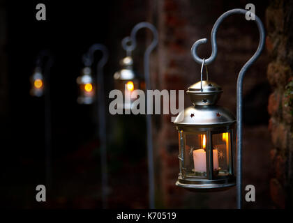 Eine Reihe von outdoor Weihnachten Laternen mit selektiven Fokus und dunklen Hintergrund. Stockfoto