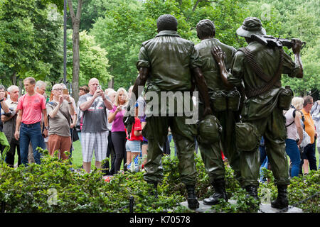 Besucher sehen und fotografieren die drei Soldaten Statue an der Vietnam War Memorial - Washington, DC, USA Stockfoto