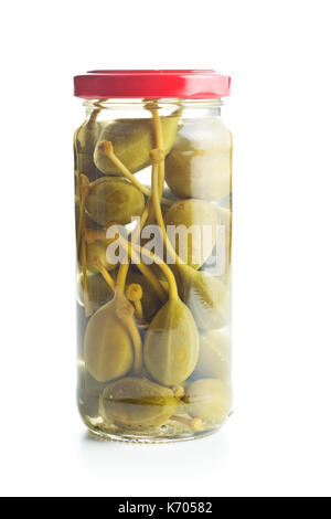 Eingelegte kapern Beeren in jar auf weißem Hintergrund. Stockfoto