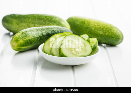 In Scheiben geschnittene grüne Gurken. Gurken in der Schüssel. Stockfoto