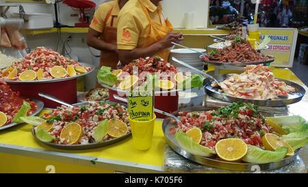 Typische Essen in Coyoacan Markt in Mexiko Stadt. Stockfoto