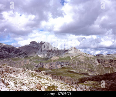 Blick über Parco Naturale Puez Geisler zum Piz Duleda und Gruppo Del Gruppo Puez Geisler und aus der Nähe von Forc de Crespeina die Dolomiten Nea Stockfoto