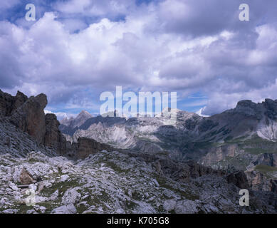 Blick über Parco Naturale Puez Geisler zum Piz Duleda und Gruppo Del Gruppo Puez Geisler und aus der Nähe von Forc de Crespeina die Dolomiten Nea Stockfoto