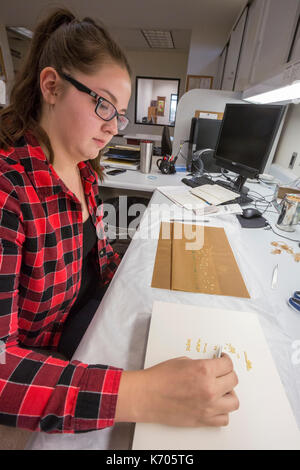 Fort Collins, Colorado - Das nationale Labor für Genetische Ressourcen Erhaltung, eine Einheit von der Abteilung für Landwirtschaft. Heather Omerigic, ein Stud Stockfoto