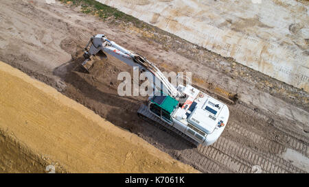 Eine Luftaufnahme von einem Bagger auf einer Baustelle im Treillieres, Frankreich Stockfoto