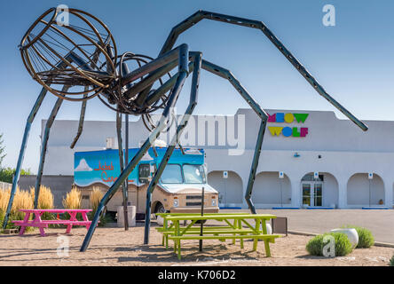 Miau Wolf Kunst komplexe Äußeres mit riesenspinne Skulptur in Santa Fe, New Mexico. Stockfoto