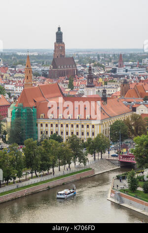 Luftaufnahme über die Oder und der Universität Wroclaw und St. Elizabeth's Church (Kościół Garnizonowy pw. Św. 2017 Elżbiet) in Wroclaw, Polen Stockfoto