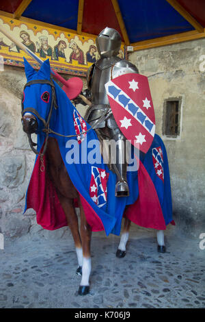 Re - Erstellung von einem Ritter zu Pferd, Rüstung tragen, auf der Burg Meersburg, die älteste bewohnte Burg (628 AD) am Bodensee (Bodensee) Stockfoto