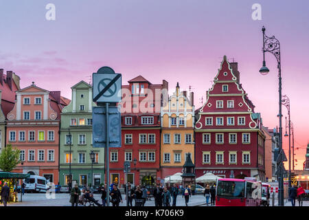 Patrizierhäuser rund um den Salzmarkt (Platz solny wir Wrocławiu) während der Dämmerung, die 2017 in Breslau, Polen Stockfoto