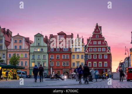 Patrizierhäuser rund um den Salzmarkt (Platz solny wir Wrocławiu) während der Dämmerung, die 2017 in Breslau, Polen Stockfoto