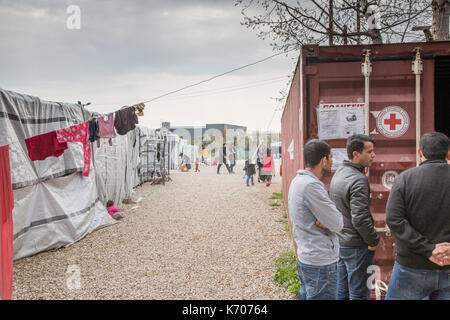 Am Ritsona Flüchtlingslager in Griechenland, Männer zu erfassen, indem Sie einen Transportbehälter, wie Büro- und Vertriebszentrum von der Griechischen Roten Kreuz verwendet. Stockfoto