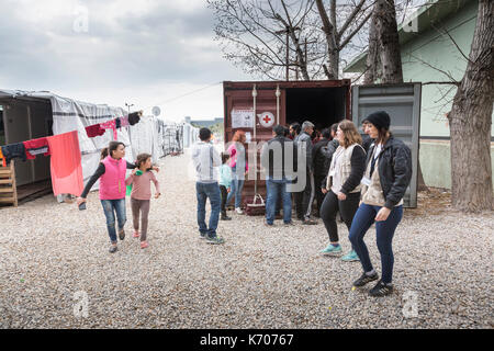 Am Ritsona Flüchtlingslager in Griechenland, Männer zu erfassen, indem Sie einen Transportbehälter, wie Büro- und Vertriebszentrum von der Griechischen Roten Kreuz verwendet. Stockfoto