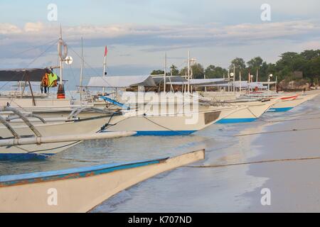 Eine Gruppe von Yachten in den weißen Sand Küsten der tropischen Insel Panglao auf den Philippinen angedockt. Foto an einem sonnigen Morgen. Stockfoto