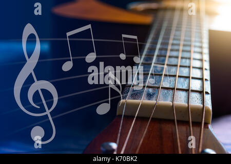 Nahaufnahme von Akustik Gitarre mit Notes Symbol auf Linien, selektiven Fokus Stockfoto