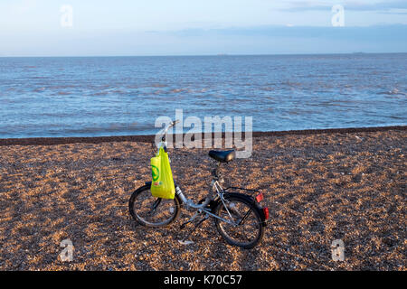 Fahrrad am Strand geparkt, bawdsey Fähre, Suffolk, England. Stockfoto