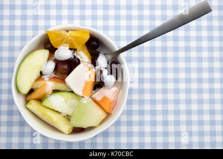 Frischer Obstsalat mit Sahne Stockfoto