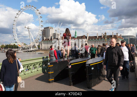 Barrieren schützen Fußgänger auf die Westminster Bridge, London, England, Großbritannien Stockfoto