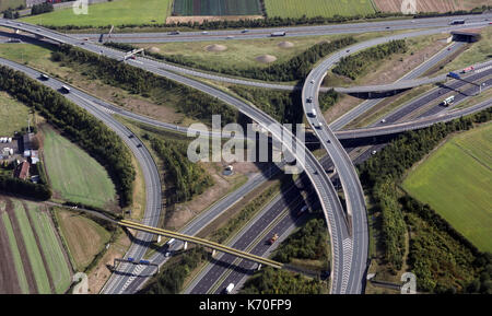 Luftaufnahme von der Anschlussstelle 32 der M62 motrway, wo es die A1(M) Schnellstraße in der Nähe von Ferrybridge, Yorkshire, Großbritannien beteiligt sich an Stockfoto