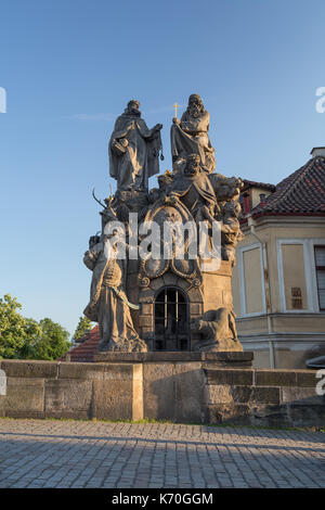 Statuen des hl. Johannes von Matha, Felix von Valois und Saint Ivan auf der südlichen Seite der Karlsbrücke (Karluv most) in Prag, Tschechische Republik, an einem sonnigen Tag. Stockfoto