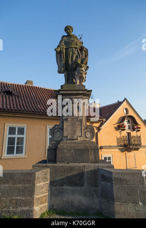 Statue von Nikolaus von Tolentino auf der Südseite der Karlsbrücke (Karluv most) in Prag, Tschechische Republik, an einem sonnigen Tag. Stockfoto