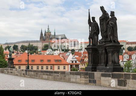 Ansicht der Mala Strana Viertel und die Statue des heiligen Norbert von Xanten, Wenzel und Sigismund an der Karlsbrücke (Karluv most) in Prag. Stockfoto