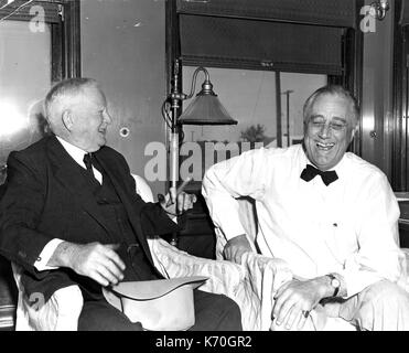 Uvalde, Texas - der ehemalige Vizepräsident John Nance Garner amüsiert Präsident Franklin D. Roosevelt. Uvalde, Texas, ca. 1942. Stockfoto