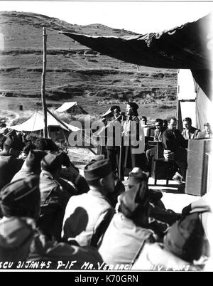 USO zeigen im 21 Bereich Krankenhaus - eine in einer Reihe von Opern Sängerin Lily Pons und Andres Kostelanetz während einer Tour von China-Burma-Indien Theater gegeben. Bild zeigt Lily Pons und Frank Versaci. 21 Jan 1944, Paoshan, China. Stockfoto