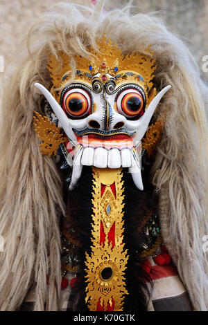 Frontale Nahaufnahme von Barong, löwenähnlicher Kreaturfigur in der Mythologie von Bali, Indonesien Stockfoto