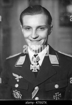 Hans-Joachim Marseille (1919-1942) war ein deutscher Fighter ace während des North African Campaign. Er war in Ägypten am 30. September 1942 getötet, als Motor seiner Flugzeuge ist fehlgeschlagen. Stockfoto