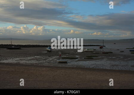 Gestrandete Boote in Morecambe Bay bei Ebbe Stockfoto