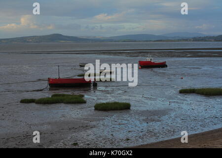 Gestrandete Boote in Morecambe Bay bei Ebbe Stockfoto