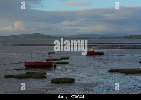 Gestrandete Boote in Morecambe Bay bei Ebbe Stockfoto