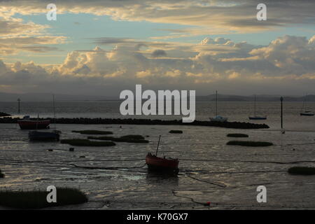 Gestrandete Boote in Morecambe Bay bei Ebbe Stockfoto