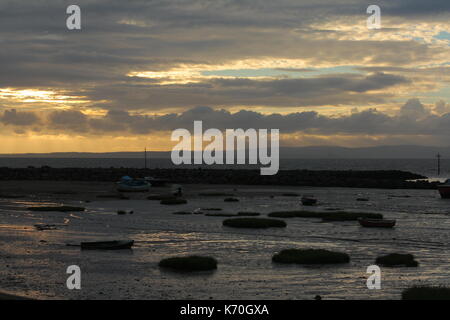 Gestrandete Boote in Morecambe Bay bei Ebbe Stockfoto