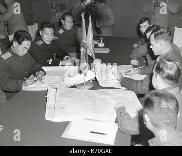 Panmunjom, Korea - Oberst James C. Murray, Jr., USMC (rt) und Col Chang Chun San, der nordkoreanischen Kommunistischen Armee (links) erste Karten, auf denen der nördlichen und südlichen Grenzen der Abgrenzung Zone, während Feuer Gespräche einzustellen. Stockfoto