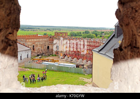 MEDZHYBIZH, UKRAINE - 20. MAI 2017: Blick vom Turm auf Medzhybizh schloss, Ukraine Stockfoto