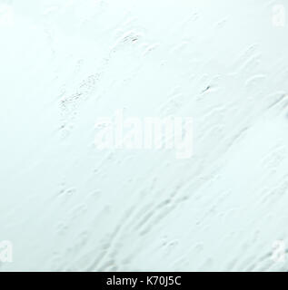 Blau gefärbten Glas, Textur oder hintergrundmuster Regen auf ein Fenster Stockfoto