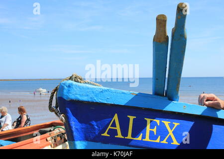 Blau Boot, Menschen, Strand und Meer im Hintergrund Stockfoto