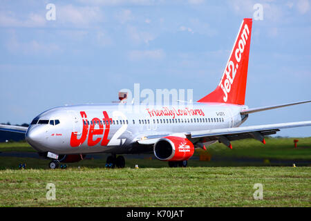 Jet2 Boeing 737 auf der Landebahn von Leeds und Bradford Airport Stockfoto