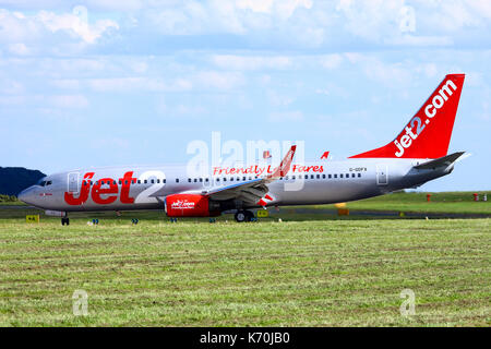 Jet2 Boeing 737 auf der Landebahn von Leeds und Bradford Airport Stockfoto