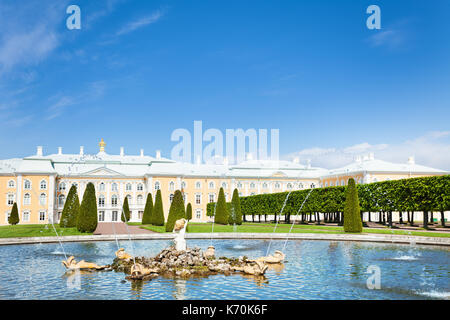 Panoramalage auf das Schloss Peterhof und den Pool mit Eichenbrunnen im Vordergrund bei schönem Wetter, St. Petersburg, Russland Stockfoto