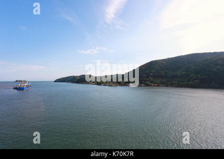 Flussmündung von Chanthaburi Provinz in Thailand, tagsüber Aussicht Meer der Natur der Landschaft und blauer Himmel. Stockfoto